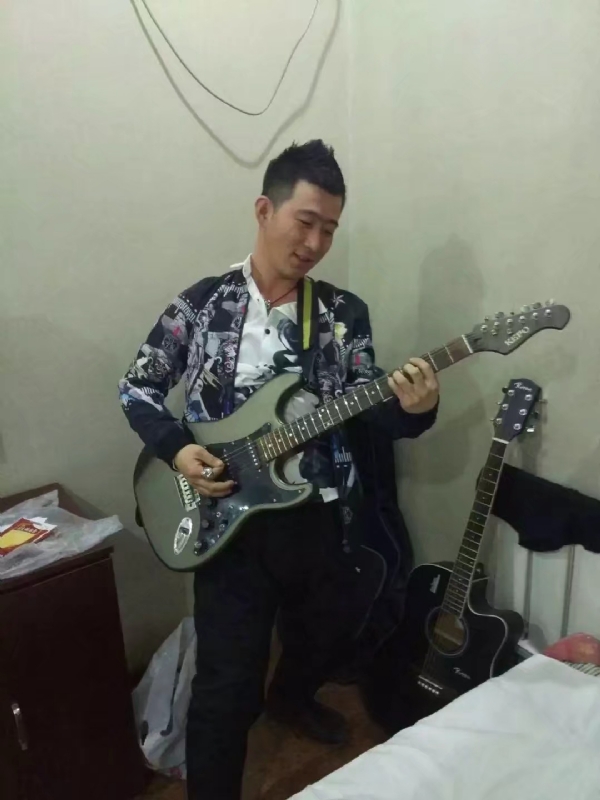 小吉他的第一张照片--宜宾相亲服务中心
