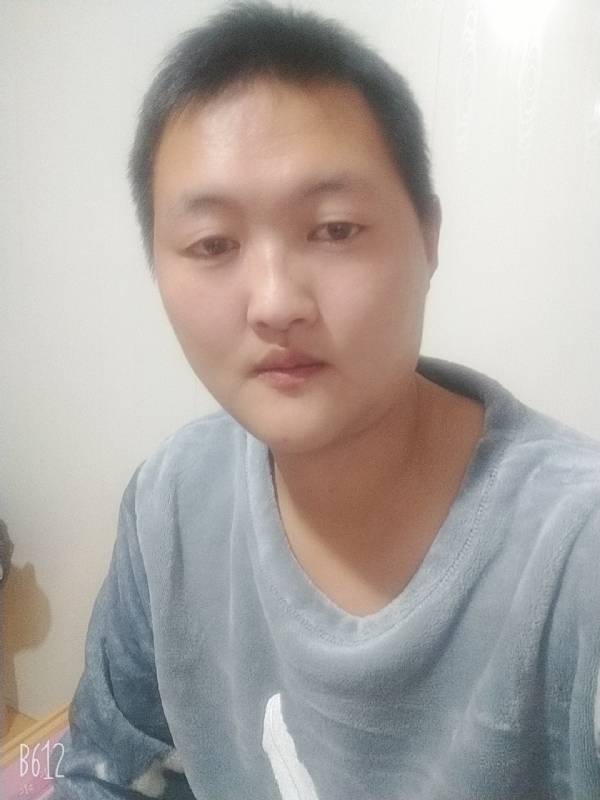 烟圈里透着伤的第二张照片--宜宾相亲服务中心