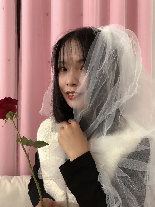 持紫菜包饭的女孩的第一张照片--宜宾相亲服务中心