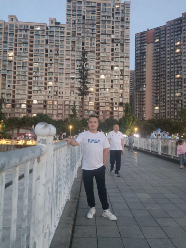 寂寞的男人的第一张照片--宜宾相亲服务中心