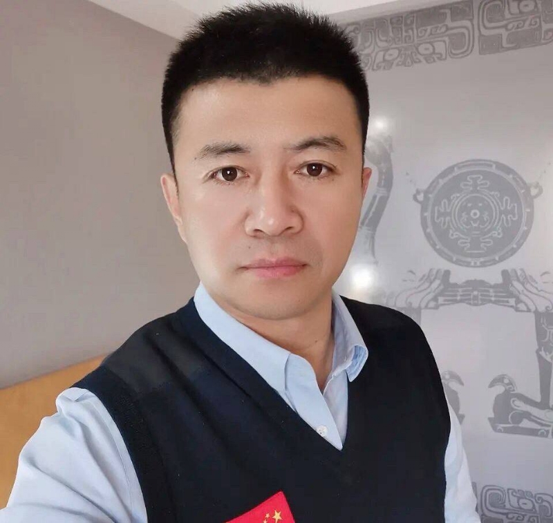 生在红旗下的第一张照片--宜宾相亲服务中心