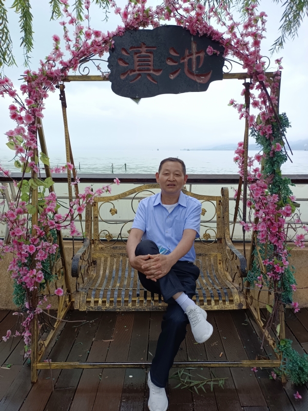 奋斗的第一张照片--宜宾相亲服务中心