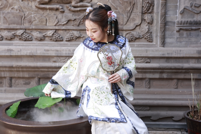 认真的雪的第一张照片--宜宾相亲服务中心